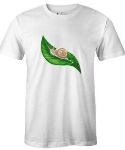 Snail on a green leaf t-shirt